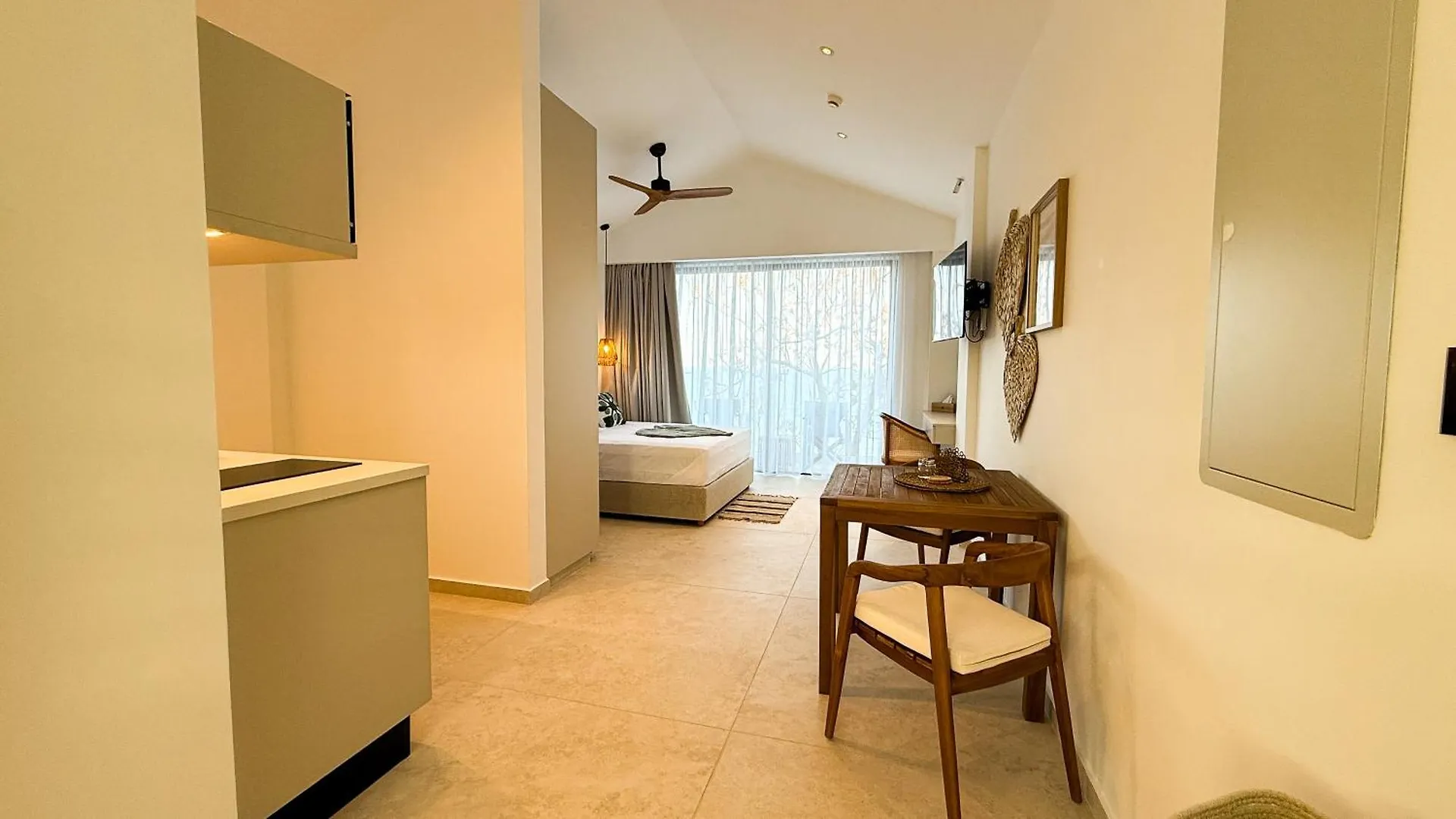 Sirena Bay Beach House And Luxury Suites Protaras